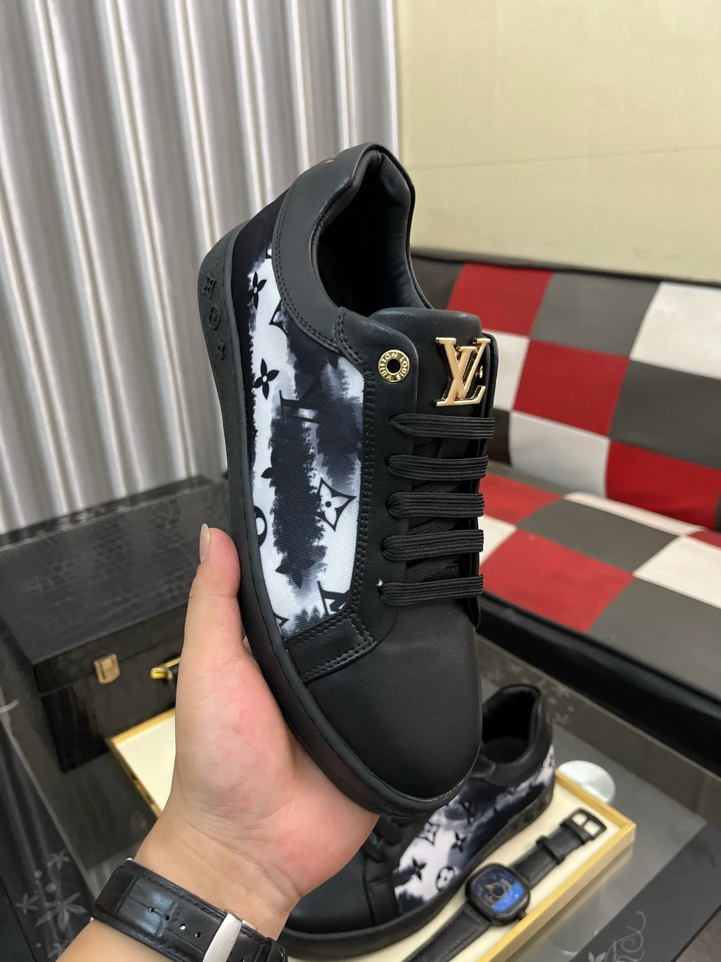 Men's shoes💰400⌚️⌚️"LV" latest men's casual shoes, genuine leather lining, rubber wear-resistant outsole, fine lines and beautiful strips, not too much decoration, European and American style, comfortable and high-end, code number: 38 to 44 45 can be customized, 3️⃣colors are available